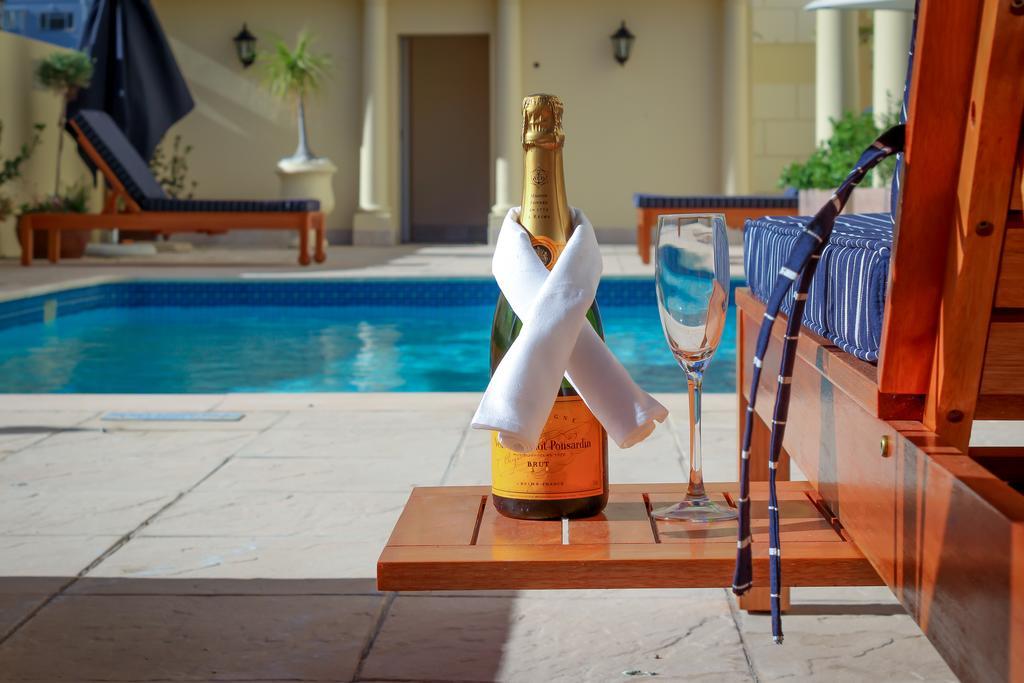 Hotel Le Vendome Cape Town Dış mekan fotoğraf A bottle of Veuve Clicquot