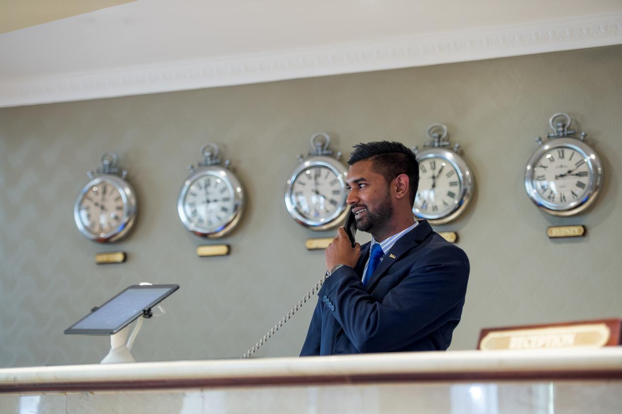 Hotel Le Vendome Cape Town Dış mekan fotoğraf A hotel concierge